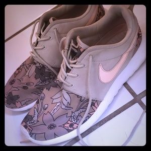 Hawaiian nike roshes